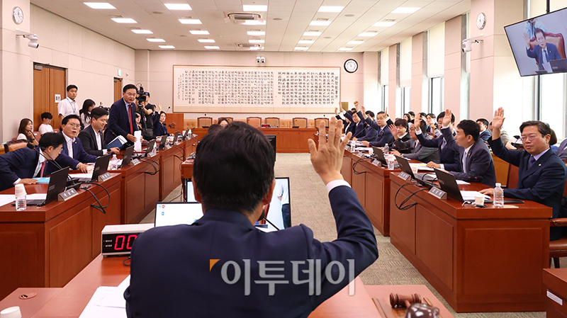 ▲25일 서울 여의도 국회에서 열린 법제사법위원회에서 더불어민주당 소속 정청래 위원장이 '방송3+1법'(방송법·방송문화진흥회법·한국교육방송공사법+방송통신위원회법)을 의결하기 위해 국회법에 따라 다수결의 원칙을 따르자 국민의힘 의원들이 반발하고 있다. 고이란 기자 photoeran@