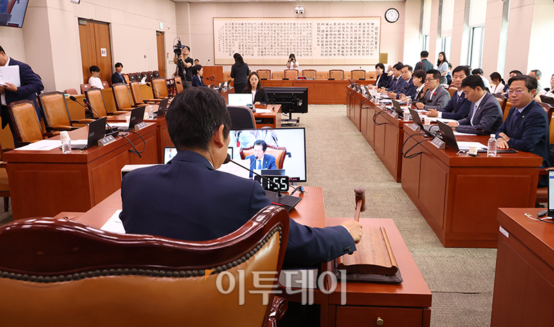 ▲25일 서울 여의도 국회에서 열린 법제사법위원회에서 더불어민주당 소속 정청래 위원장이 '방송3+1법'(방송법·방송문화진흥회법·한국교육방송공사법+방송통신위원회법)을 의결하고 있다. 이날 국민의힘은 반대 입장을 밝히며 퇴장했다. 고이란 기자 photoeran@