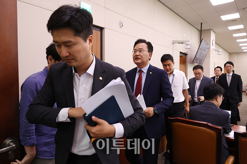 ▲25일 서울 여의도 국회에서 열린 법제사법위원회에서 더불어민주당 소속 정청래 위원장이 '방송3+1법'(방송법·방송문화진흥회법·한국교육방송공사법+방송통신위원회법)을 의결하자 국민의힘 의원들이 반대 입장을 밝히며 퇴장하고 있다. 고이란 기자 photoeran@