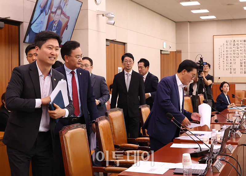 ▲25일 서울 여의도 국회에서 열린 법제사법위원회에서 더불어민주당 소속 정청래 위원장이 '방송3+1법'(방송법·방송문화진흥회법·한국교육방송공사법+방송통신위원회법)을 의결하자 국민의힘 의원들이 반대 입장을 밝히며 퇴장하고 있다. 고이란 기자 photoeran@