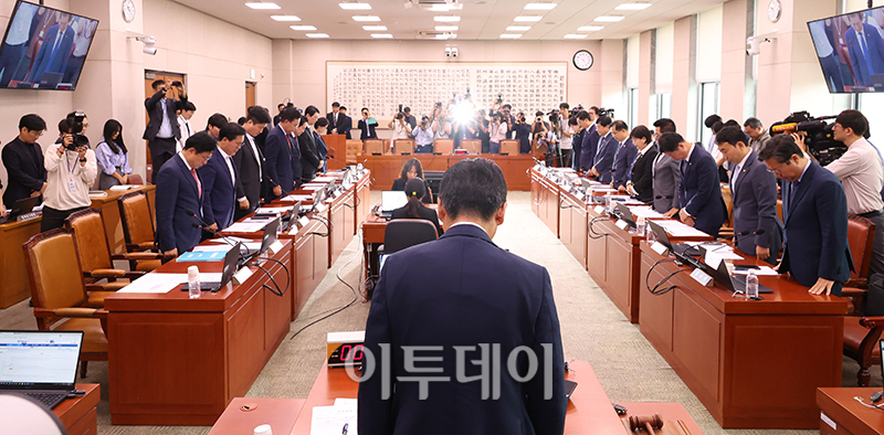 ▲25일 서울 여의도 국회에서 열린 법제사법위원회에서 더불어민주당 소속 정청래 위원장을 비롯한 여야 위원들이 '화성 리튬 공장 화재' 희생자들을 위한 묵념을 하고 있다. 고이란 기자 photoeran@