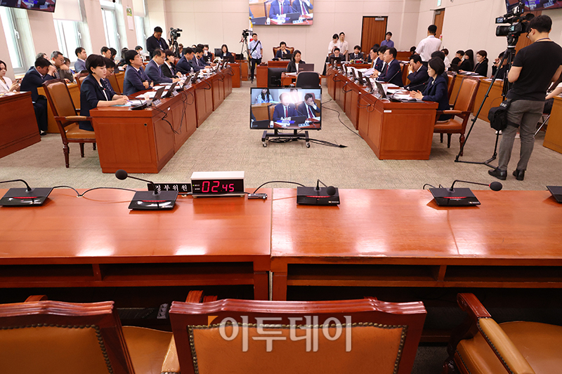 ▲25일 서울 여의도 국회에서 열린 법제사법위원회에서 여야 위원들이 '방송3+1법'(방송법·방송문화진흥회법·한국교육방송공사법+방송통신위원회법)과 관련해 대체토론을 하는 가운데 김홍일 방송통신위원장 자리가 비어있다. 고이란 기자 photoeran@