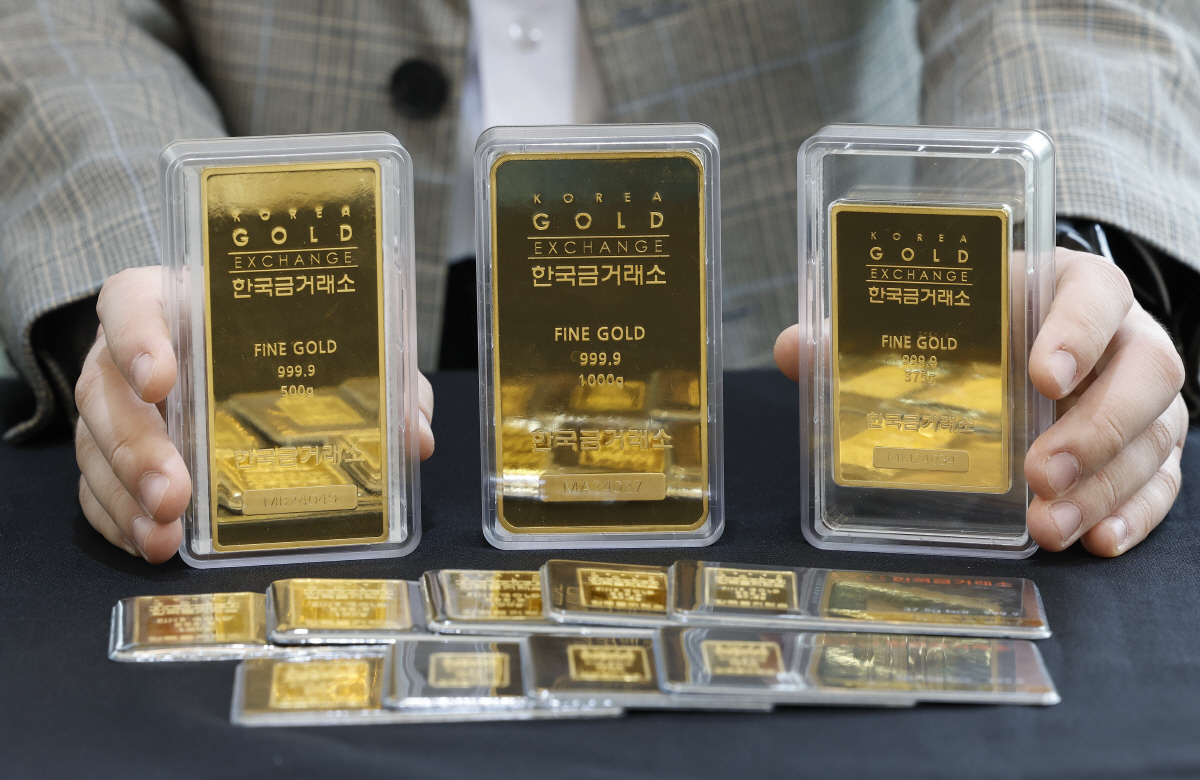 ▲서울 종로구 한국금거래소에서 직원이 금을 정리하고 있다. (조현호 기자 hyunho@)