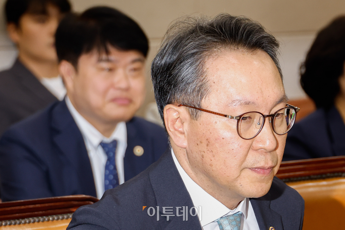 ▲26일 서울 여의도 국회 보건복지위원회 전체회의장에서 열린 의료계 비상상황 관련 청문회에 박민수(오른쪽) 보건복지부 제2차관과 임현택 대한의사협회장이 출석해 있다. 조현호 기자 hyunho@