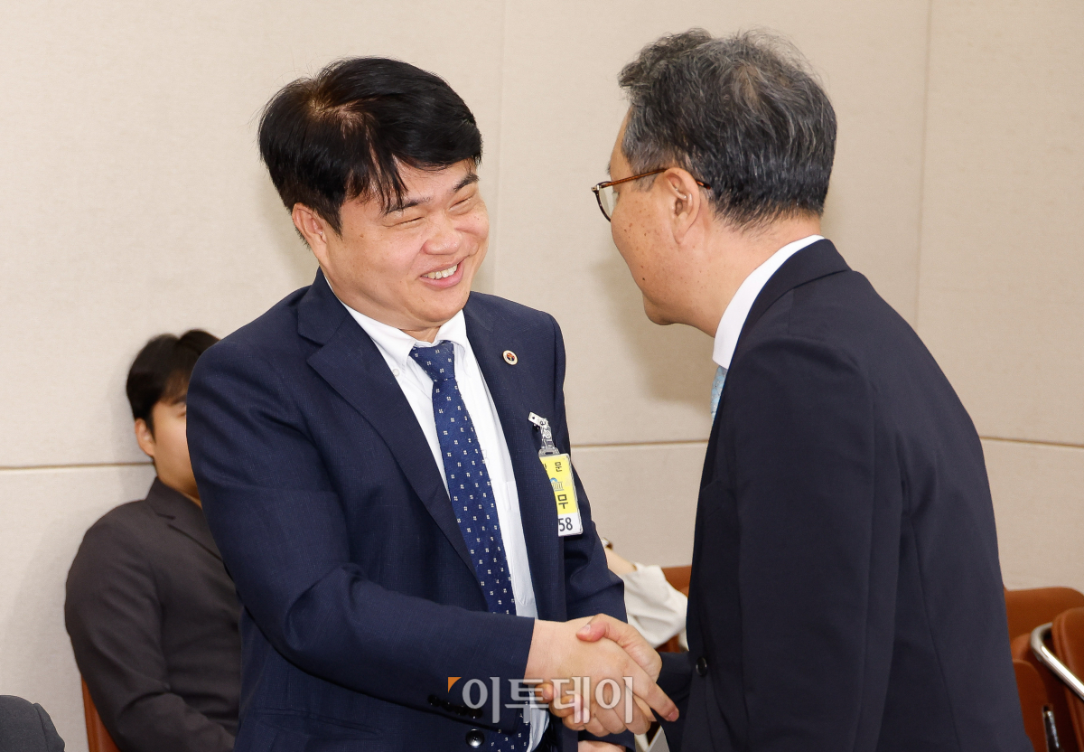 ▲임현택 대한의사협회장이 26일 서울 여의도 국회 보건복지위원회 전체회의장에서 열린 의료계 비상상황 관련 청문회에서 박민수 보건복지부 제2차관과 인사를 하고 있다. 조현호 기자 hyunho@