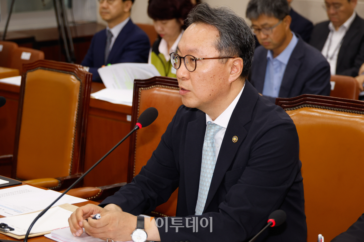 ▲박민수 보건복지부 제2차관이 26일 서울 여의도 국회 보건복지위원회 전체회의장에서 열린 의료계 비상상황 관련 청문회에 출석해 의원들의 질의에 답하고 있다. 조현호 기자 hyunho@