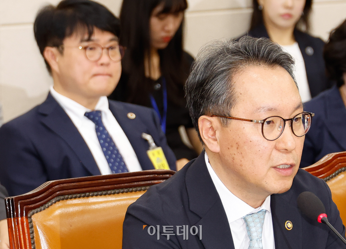 ▲박민수 보건복지부 제2차관이 26일 서울 여의도 국회 보건복지위원회 전체회의장에서 열린 의료계 비상상황 관련 청문회에 출석해 의원들의 질의에 답하고 있다. 왼쪽은 임현택 대한의사협회장. 조현호 기자 hyunho@