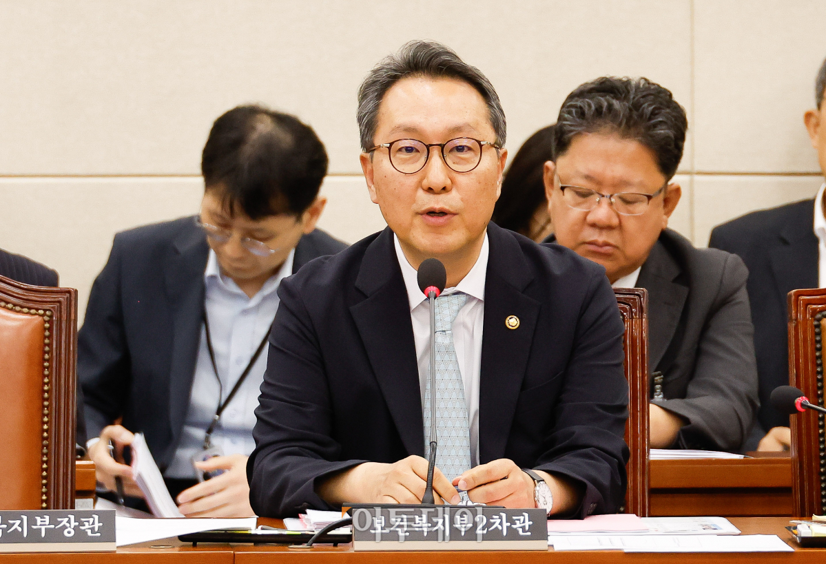 ▲박민수 보건복지부 제2차관이 26일 서울 여의도 국회 보건복지위원회 전체회의장에서 열린 의료계 비상상황 관련 청문회에 출석해 의원들의 질의에 답하고 있다. 조현호 기자 hyunho@
