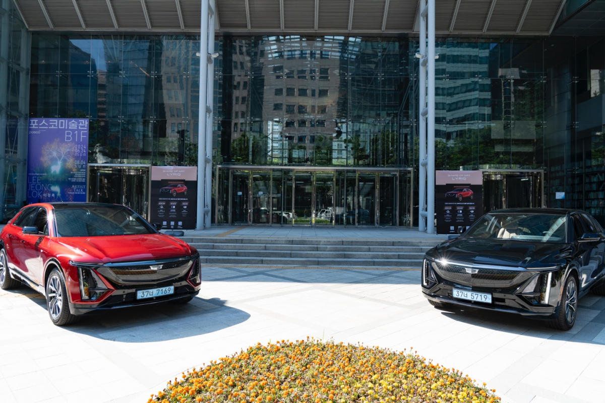 ▲포스코그룹의 이차전지소재와 철강제품이 대거 적용된 캐딜락 럭셔리 전기차 '리릭'의 국내 출시를 맞아 포스코그룹과 GM이 26일 서울 강남구 포스코센터에서 리릭을 전시하고, 공동 프로모션 행사를 개최했다. (사진제공=포스코그룹)