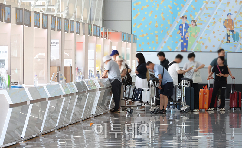 ▲인천공항의 한 여행사에서 상담받는 여행객 모습. 고이란 기자 photoeran@