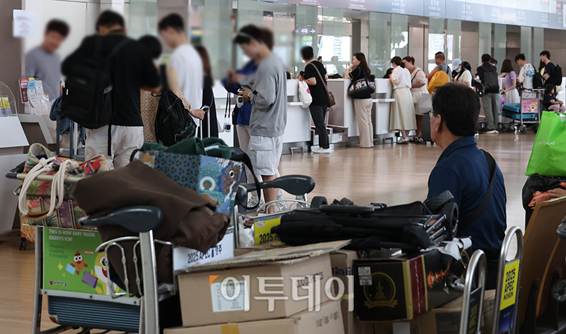 ▲인천공항의 한 여행사에서 상담받는 여행객 모습. 고이란 기자 photoeran@