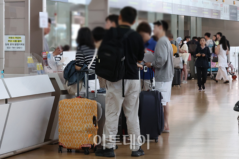 ▲인천공항의 한 여행사에서 상담받는 여행객 모습. 고이란 기자 photoeran@