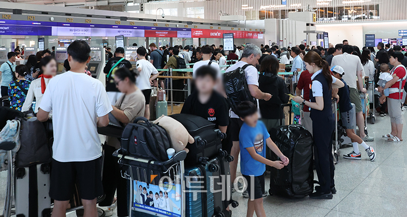 ▲인천공항 출국장이 여행객으로 북적이는 모습. 고이란 기자 photoeran@