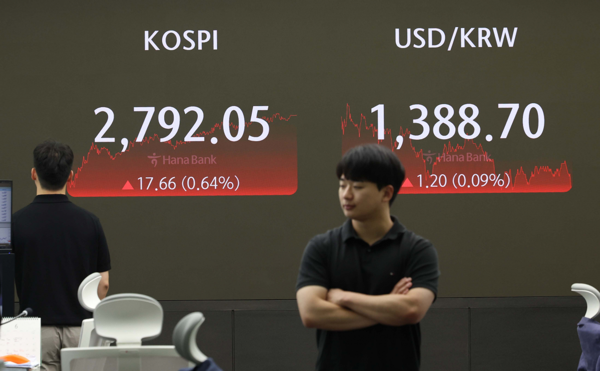 ▲26일 코스피는 전 거래일(2774.39)보다 17.66포인트(0.64%) 오른 2792.05에 장을 마쳤다. 코스닥지수는 전 거래일(841.99)보다 0.13포인트(0.02%) 상승한 842.12에 거래를 종료했다. 서울 외환시장에서 원·달러 환율은 전 거래일(1387.5원)보다 1.2원 오른 1388.7원에 마감했다. 이날 서울 중구 하나은행 딜링룸에서 직원들이 업무를 보고 있다. 신태현 기자 holjjak@