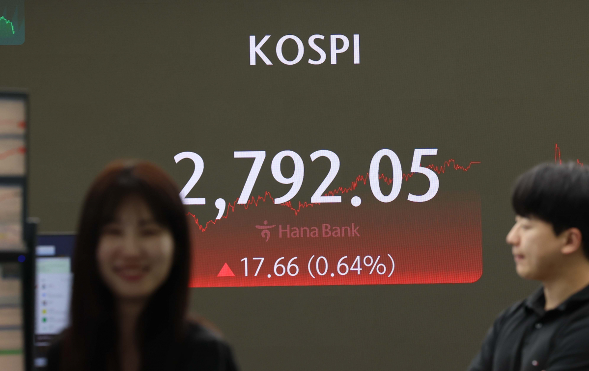 ▲26일 코스피는 전 거래일(2774.39)보다 17.66포인트(0.64%) 오른 2792.05에 장을 마쳤다. 코스닥지수는 전 거래일(841.99)보다 0.13포인트(0.02%) 상승한 842.12에 거래를 종료했다. 서울 외환시장에서 원·달러 환율은 전 거래일(1387.5원)보다 1.2원 오른 1388.7원에 마감했다. 이날 서울 중구 하나은행 딜링룸에서 직원들이 업무를 보고 있다. 신태현 기자 holjjak@
