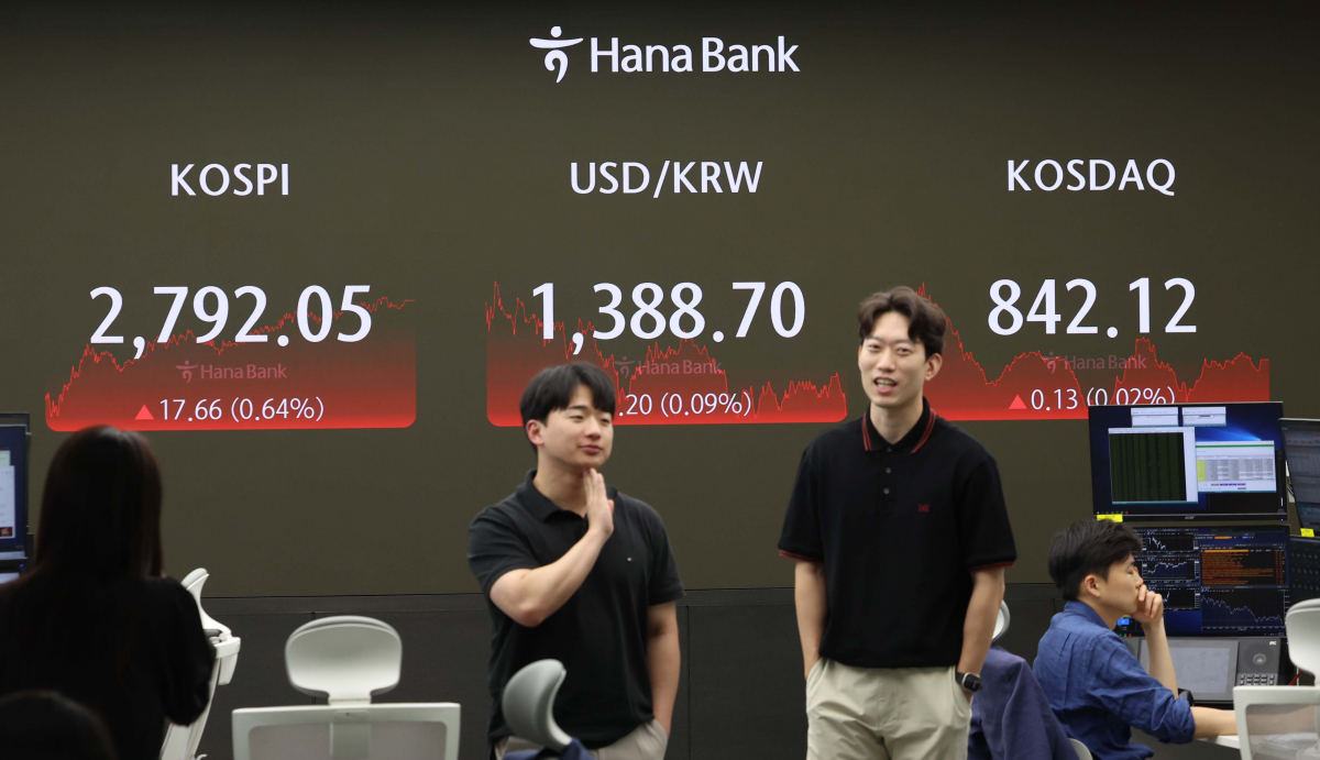 ▲26일 코스피는 전 거래일(2774.39)보다 17.66포인트(0.64%) 오른 2792.05에 장을 마쳤다. 코스닥지수는 전 거래일(841.99)보다 0.13포인트(0.02%) 상승한 842.12에 거래를 종료했다. 서울 외환시장에서 원·달러 환율은 전 거래일(1387.5원)보다 1.2원 오른 1388.7원에 마감했다. 이날 서울 중구 하나은행 딜링룸에서 직원들이 업무를 보고 있다. 신태현 기자 holjjak@