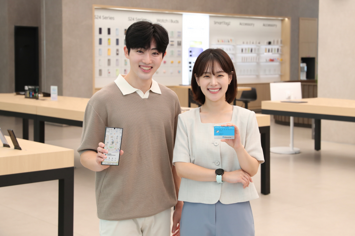 ▲삼성전자 모델이 KB국민카드와 협업해 출시한 IoT 신용카드를 소개하고 있다.  (사진제공-삼성전자)