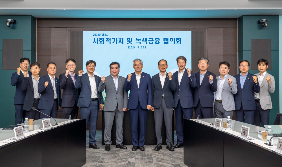 ▲농협금융은 26일 서울 중구 본사에서 사회적가치 및 녹색금융 협의회를 개최했다. 이석준 농협금융지주 회장(왼쪽에서 일곱 번째)과 지주 및 계열사 ESG담당 임직원들이 기념촬영을 하고 있다. (사진제공=농협금융)