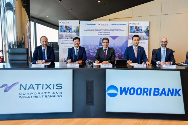 ▲우리금융그룹 자회사인 우리은행과 우리PE자산운용은 25일(현지시간) 프랑스 투자은행 나틱시스와 ‘글로벌 사모대출 펀드 조성과 상호 협력을 위한 전략적 업무협약’을 체결했다. 사진은 왼쪽부터 브루노 르 생 나틱시스 아시아태평양지역 대표(Bruno Le Saint,  CEO Natixis CIB Asia Pacific), 기동호 우리은행 기업투자금융부문장, 모하메드 칼랄라 나틱시스 글로벌 총괄 대표, 강신국 우리PE자산운용 대표, 마크 덴진 나틱시스 자금운용부문 대표.