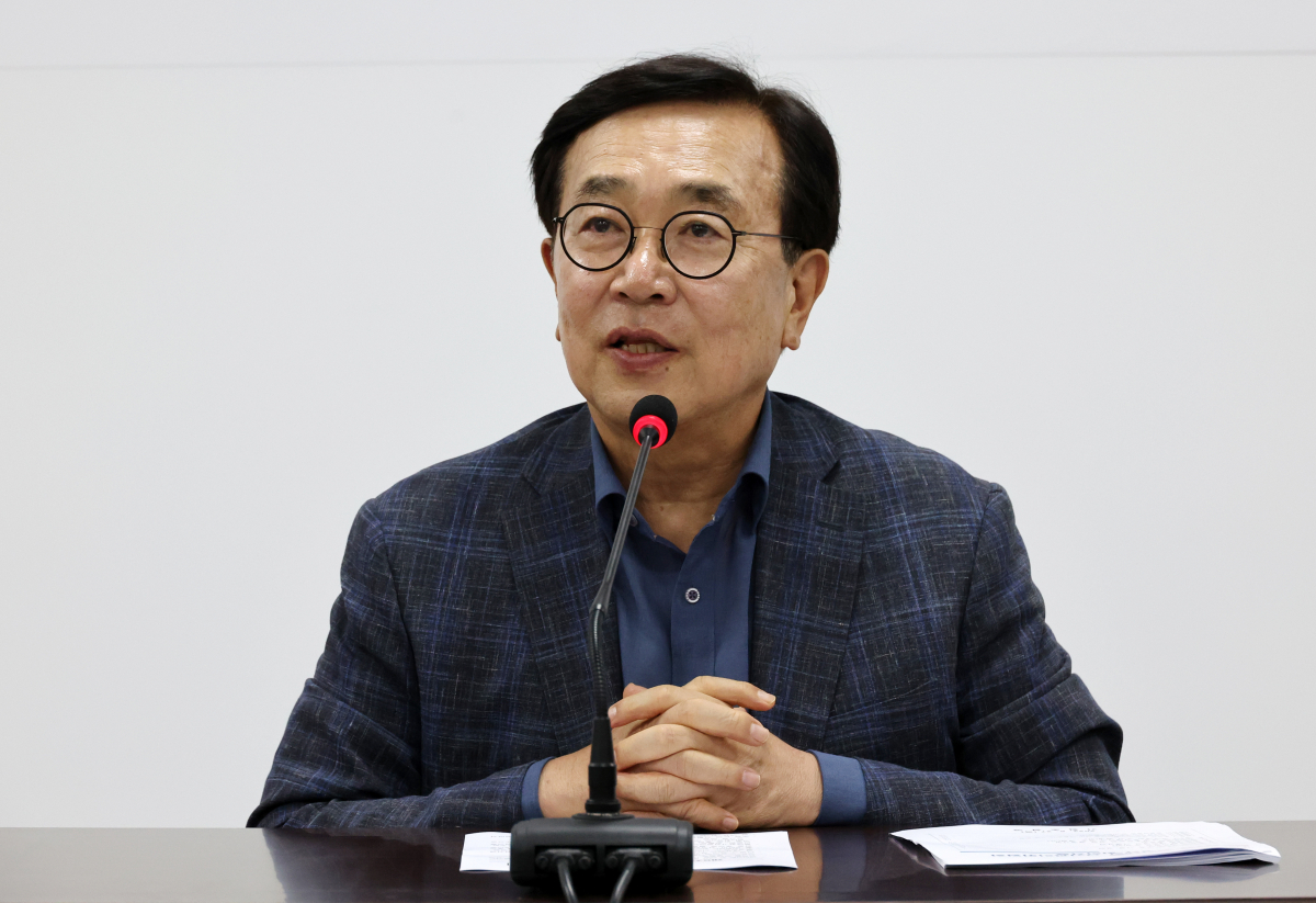 ▲서병수 국민의힘 전당대회 선거관리위원장이 27일 오후 서울 여의도 중앙당사에서 제4차 전당대회 선거관리위원회 5차 회의 결과 발표를 하고 있다. 2024.06.27.  (뉴시스)