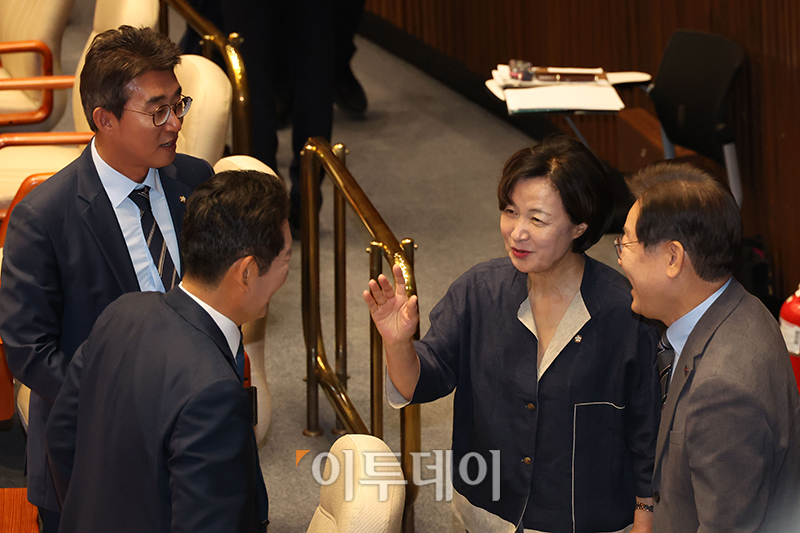 ▲더불어민주당 이재명(오른쪽) 전 대표. 추미애(가운데) 의원, 정청래 의원이 27일 국회 본회의장에서 대화하고 있다. 고이란 기자 photoeran@