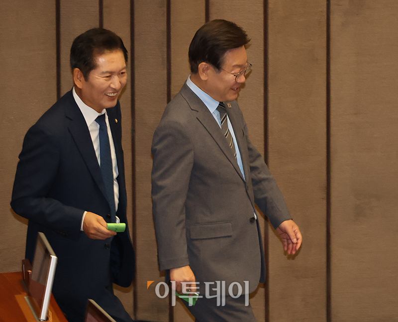 ▲더불어민주당 이재명(오른쪽) 전 대표와 정청래 의원이 27일 국회 본회의장에서 투표를 하기 전, 대화하고 있다. 고이란 기자 photoeran@