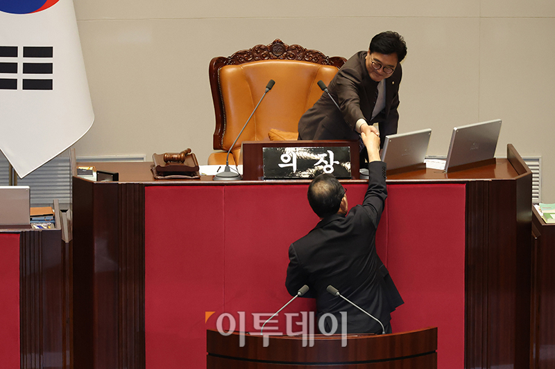 ▲우원식(오른쪽) 국회의장이 27일 서울 여의도 국회 본회의에서 국회부의장으로 선출된 주호영 국민의힘 의원과 악수하고 있다. 고이란 기자 photoeran@