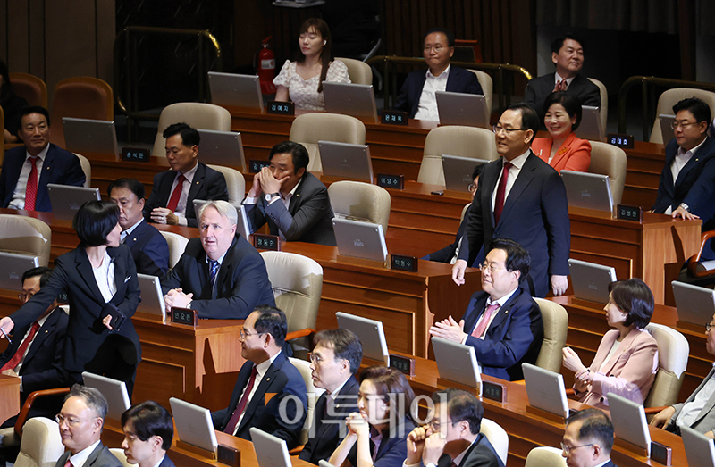 ▲27일 서울 여의도 국회 본회의에서 국회부의장으로 선출된 주호영 국민의힘 의원이 당선인사를 하기 위해 이동하고 있다. 고이란 기자 photoeran@