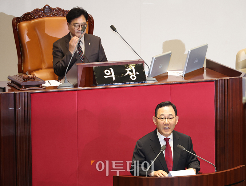 ▲27일 서울 여의도 국회 본회의에서 국회부의장으로 선출된 주호영 국민의힘 의원이 당선인사를 하고 있다. 왼쪽은 우원식 국회의장. 고이란 기자 photoeran@