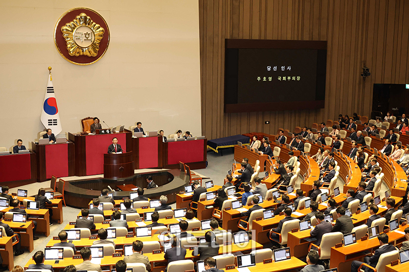 ▲27일 서울 여의도 국회 본회의에서 국회부의장으로 선출된 주호영 국민의힘 의원이 당선인사를 하고 있다. 왼쪽은 우원식 국회의장. 고이란 기자 photoeran@