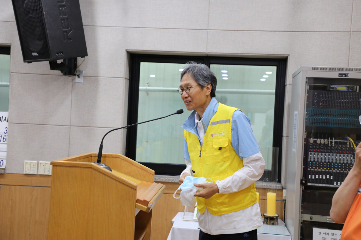 ▲시민구단인 수원FC 최순호 단장이 27일 고색동성당에서 열린 ‘사랑의 밥차’에 참여해 어르신들에게 수원FC에 대한 관심과 응원을 당부하고 있다. (수원특례시)