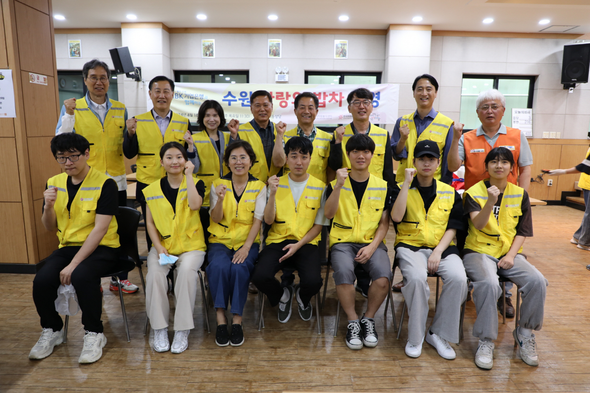 ▲최순호(뒤쪽 맨 왼쪽) 수원FC 단장 등 수원시 공공기관장과 이재준 수원시장의 부인 이지영(앞줄 왼쪽에서 세 번째)씨가 27일 ‘사랑의 밥차’에서 청년봉사단과 기념 촬영을 하고 있다. (수원특례시)