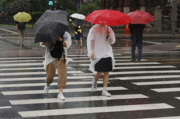 ▲서울 종로구 광화문역 일대에서 우산을 쓴 시민들이 발걸음을 재촉하고 있다. (조현호 기자 hyunho@)