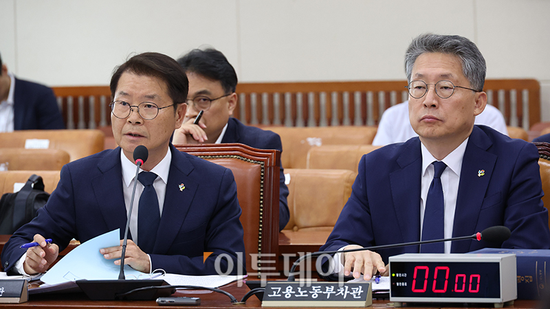▲이정식 고용노동부 장관이 27일 서울 여의도 국회 환경노동위원회에서 열린 '노란봉투법'(노동조합 및 노동관계조정법 일부개정법률안)에 대한 입법청문회에서 의원질의에 답하고 있다. 오른쪽은 김민석 차관. 고이란 기자 photoeran@