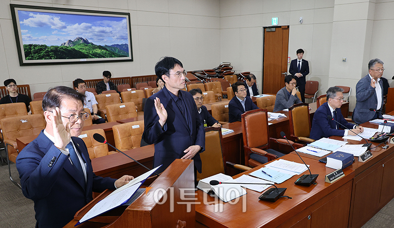 ▲이정식 고용노동부 장관이 27일 서울 여의도 국회 환경노동위원회에서 열린 '노란봉투법'(노동조합 및 노동관계조정법 일부개정법률안)에 대한 입법청문회에서 증인선서를 하고 있다. 고이란 기자 photoeran@