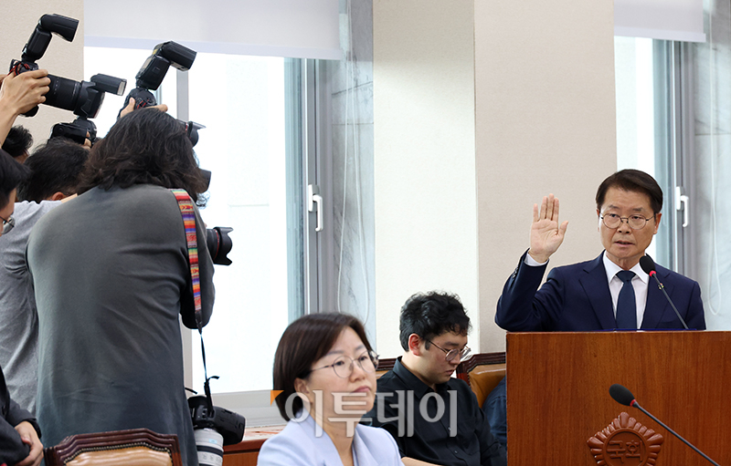 ▲이정식 고용노동부 장관이 27일 서울 여의도 국회 환경노동위원회에서 열린 '노란봉투법'(노동조합 및 노동관계조정법 일부개정법률안)에 대한 입법청문회에서 증인선서를 하고 있다. 고이란 기자 photoeran@