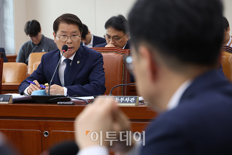 ▲이정식 고용노동부 장관이 27일 서울 여의도 국회 환경노동위원회에서 열린 '노란봉투법'(노동조합 및 노동관계조정법 일부개정법률안)에 대한 입법청문회에서 의원 질의에 답하고 있다. 고이란 기자 photoeran@