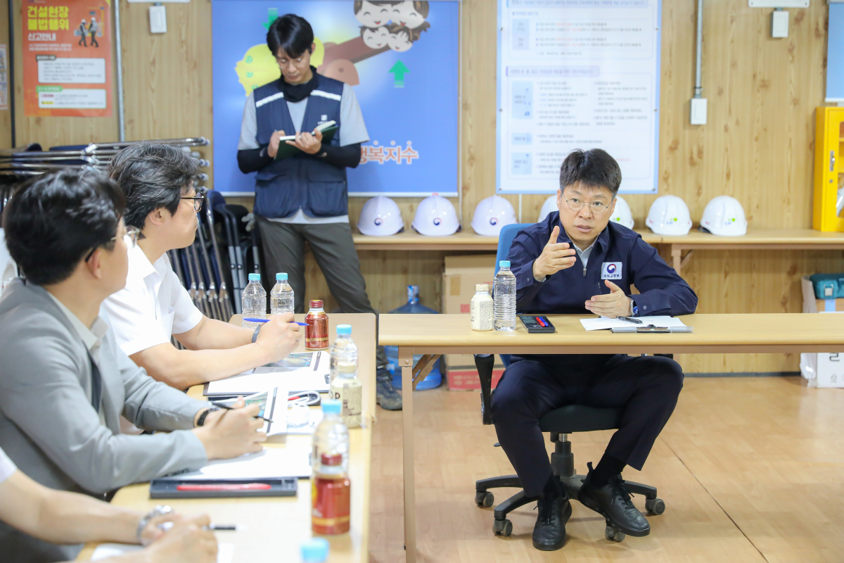 ▲진현환 국토교통부 제1차관이 27일 오후 동작구 수방사 공공주택 사업현장을 방문해 차질없는 공공주택 공급과 건설현장 안전관리를 당부했다. (사진제공=국토교통부)