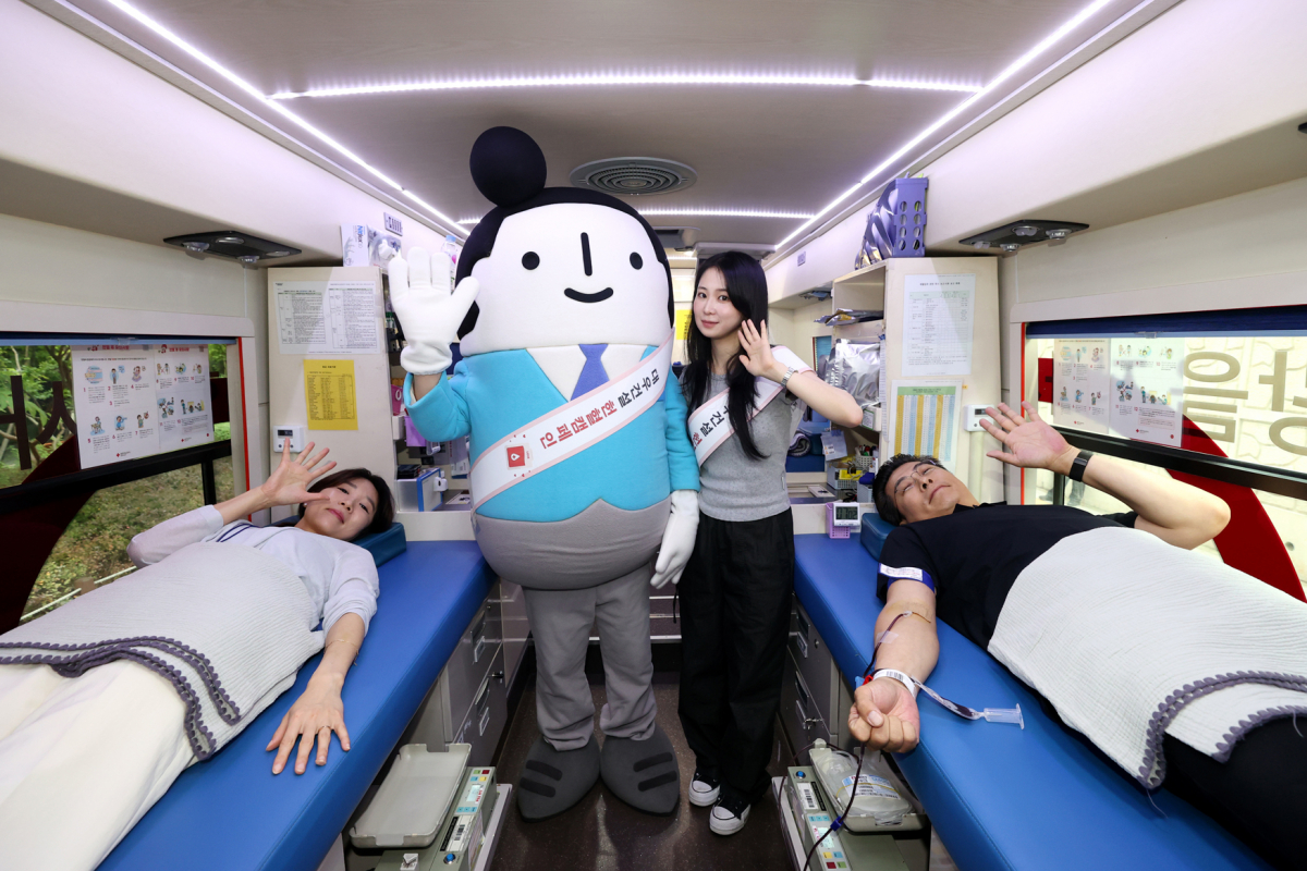 ▲대우건설 임직원이 헌혈 캠페인에 참여하고 있다. (자료제공=대우건설)