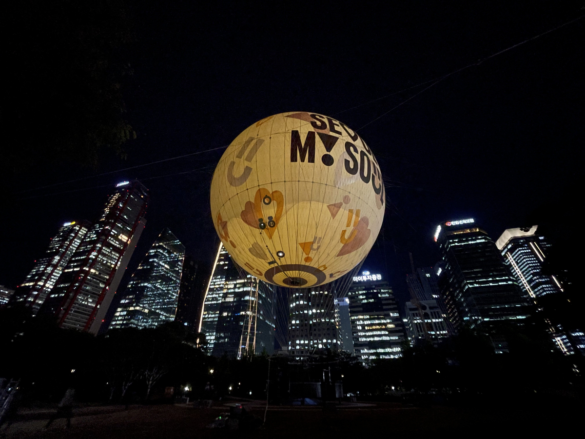 ▲여의도 상공에 뜬 '서울달'의 모습. (자료제공=서울시)