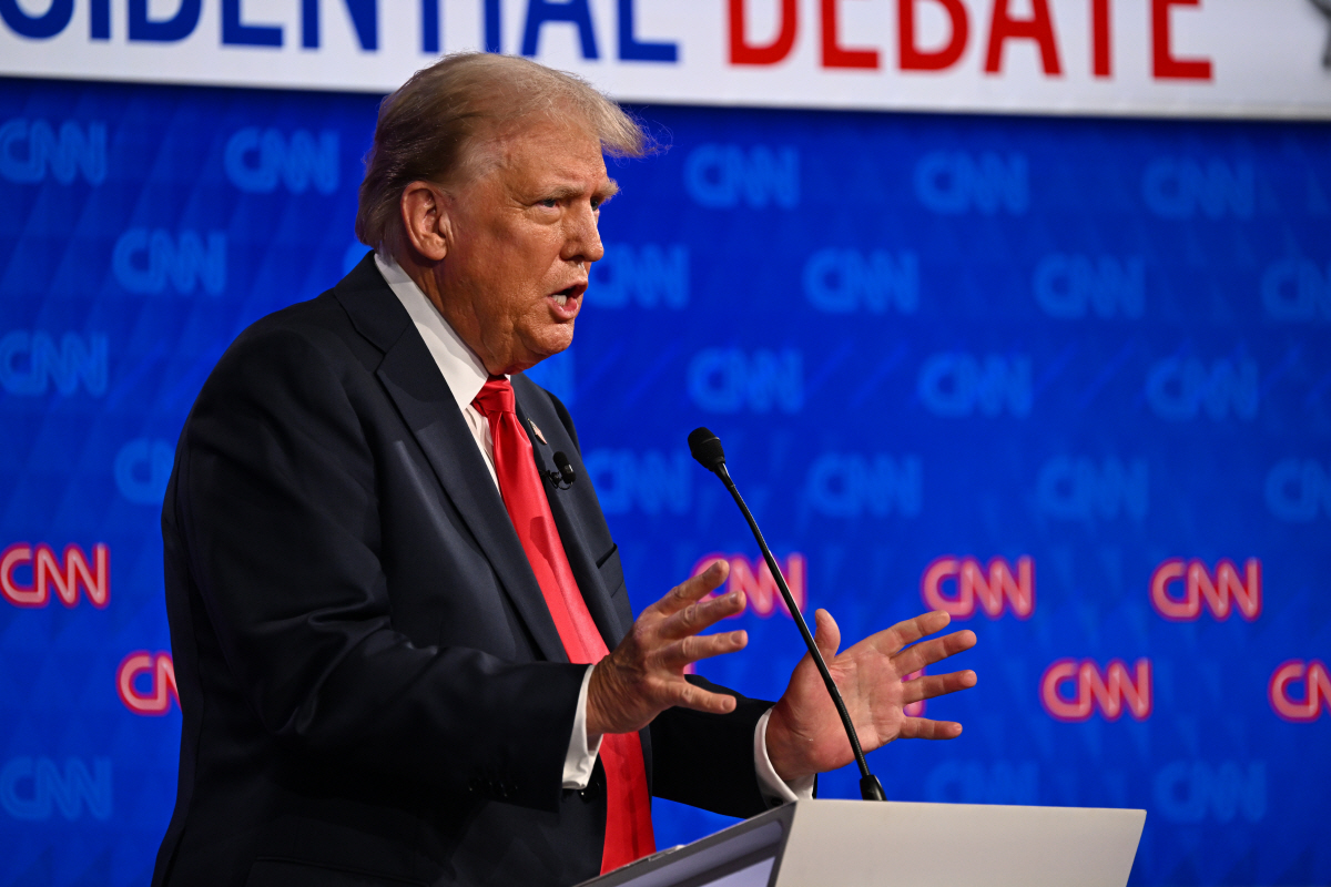 ▲27일(현지시간) 도널드 트럼프 전 미국 대통령이 미국 조지아주 애틀랜타 CNN 스튜디오에서 열린 2024년 1차 대선후보 TV토론회에서 연설을 하고 있다. 애틀랜타(미국)/AFP연합뉴스