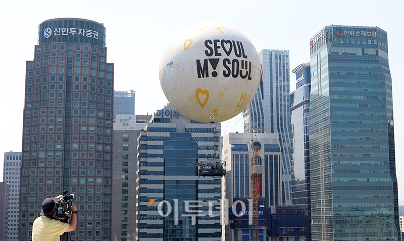 ▲28일 서울 여의도공원 상공에서 계류식 헬륨가스 기구 '서울달'이 시범 비행을 하고 있다. 고이란 기자 photoeran@