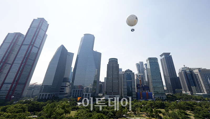 ▲28일 서울 여의도공원 상공에서 계류식 헬륨가스 기구 '서울달'이 시범 비행을 하고 있다. 고이란 기자 photoeran@