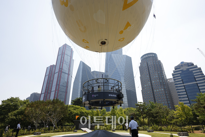 ▲28일 서울 여의도공원 상공에서 계류식 헬륨가스 기구 '서울달'이 시범 비행을 하고 있다. 고이란 기자 photoeran@