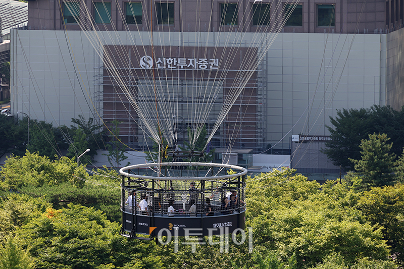▲28일 서울 여의도공원 상공에서 계류식 헬륨가스 기구 '서울달'이 시범 비행을 하고 있다. 고이란 기자 photoeran@