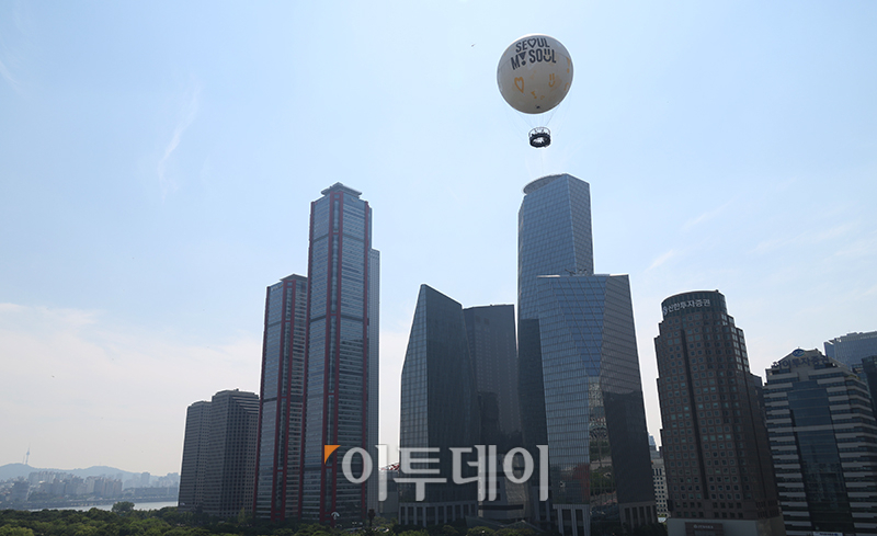 ▲28일 서울 여의도공원 상공에서 계류식 헬륨가스 기구 '서울달'이 시범 비행을 하고 있다. 고이란 기자 photoeran@