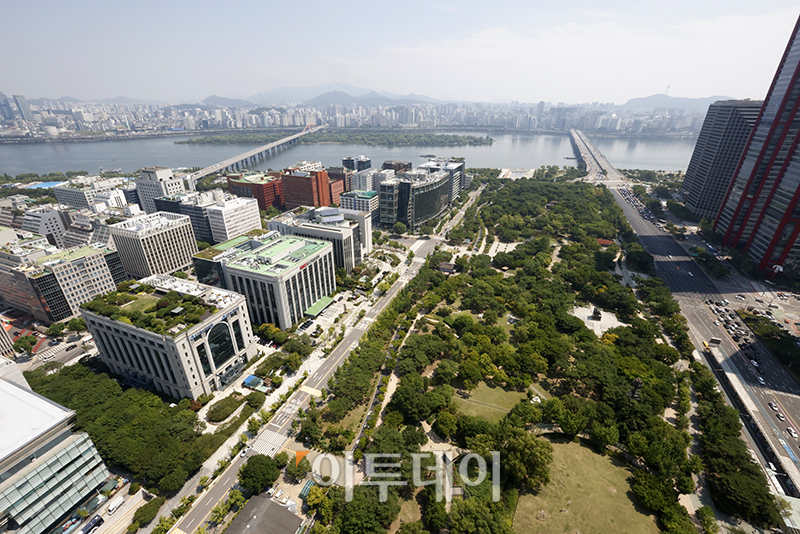 ▲28일 서울 여의도공원 상공을 비행 중인 서울달에서 바라 본 전경. 고이란 기자 photoeran@