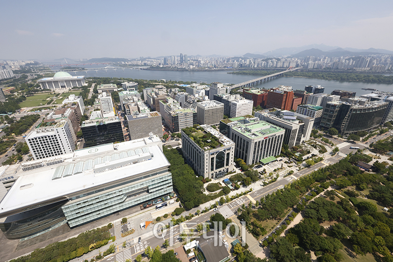 ▲28일 서울 여의도공원 상공을 비행 중인 서울달에서 바라 본 전경. 고이란 기자 photoeran@