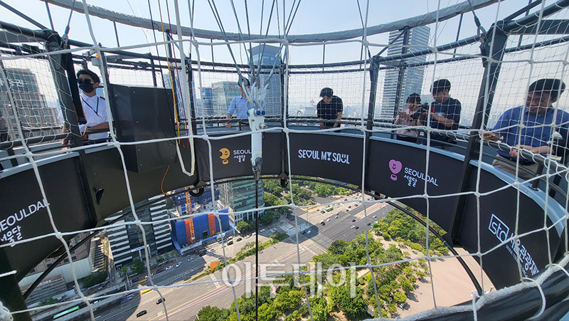 ▲28일 서울 여의도공원 상공에서 계류식 헬륨가스 기구 '서울달'이 시범 비행을 하고 있다. 고이란 기자 photoeran@
