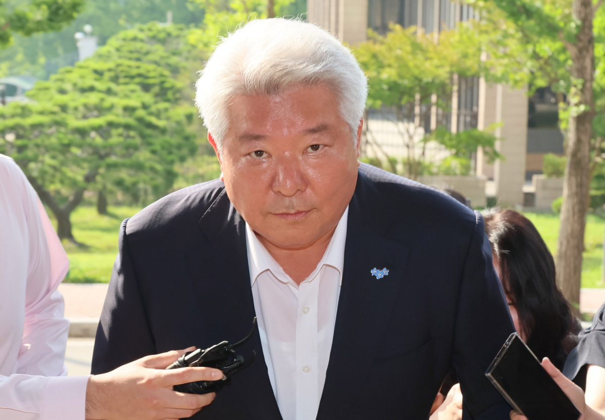 ▲김홍일 방송통신위원장이 지난달 28일 정부과천청사 방송통신위원회로 출근하고 있다. 전날 더불어민주당 등 5개 야당은 김홍일 방송통신위원장에 대한 탄핵소추안을 공동 발의했다. (연합뉴스)